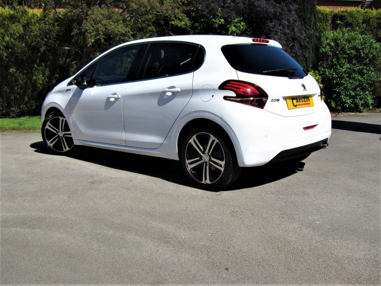 PEUGEOT 208